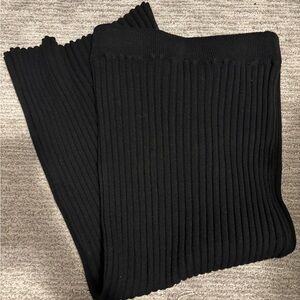 Elegant Black Ribbed Scarf